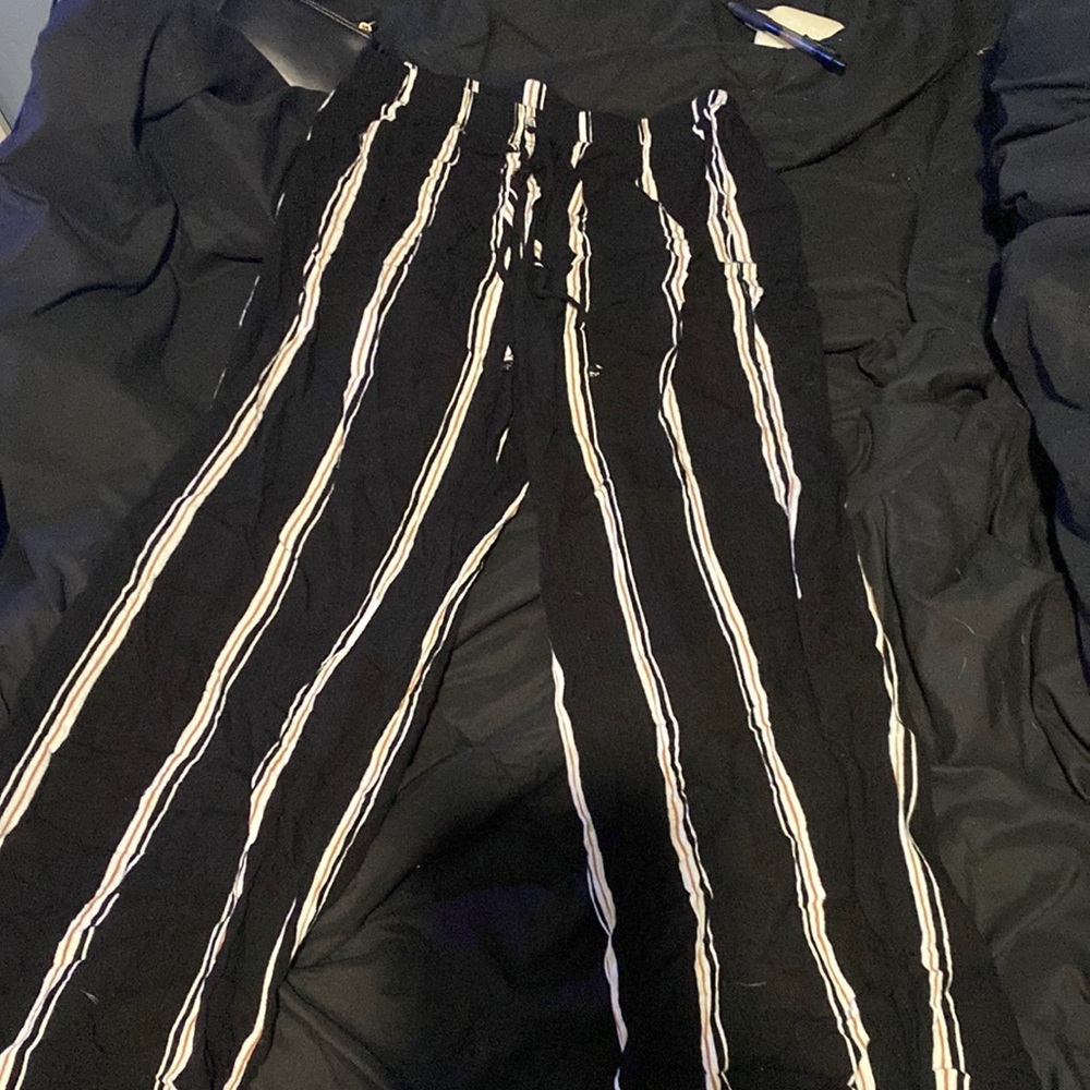 Cute stretchy pants , size M juniors . Ripped string on pants , worn 2 times.